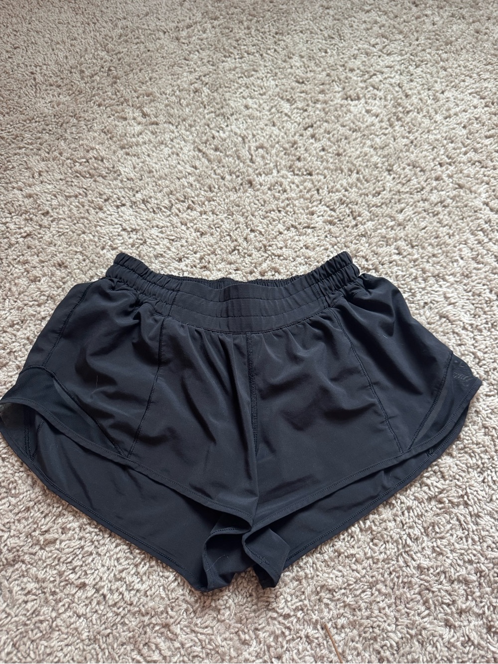 lululemon Hotty Hot Low-Rise 2.5 inch Shorts | Size 6 - Picture 2 of 5